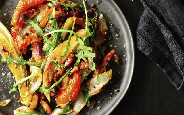 Salade tiède de chicons aux lardons, sauce aux airelles